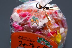 YouTuberロシアン佐藤とみすゞ飴がコラボ