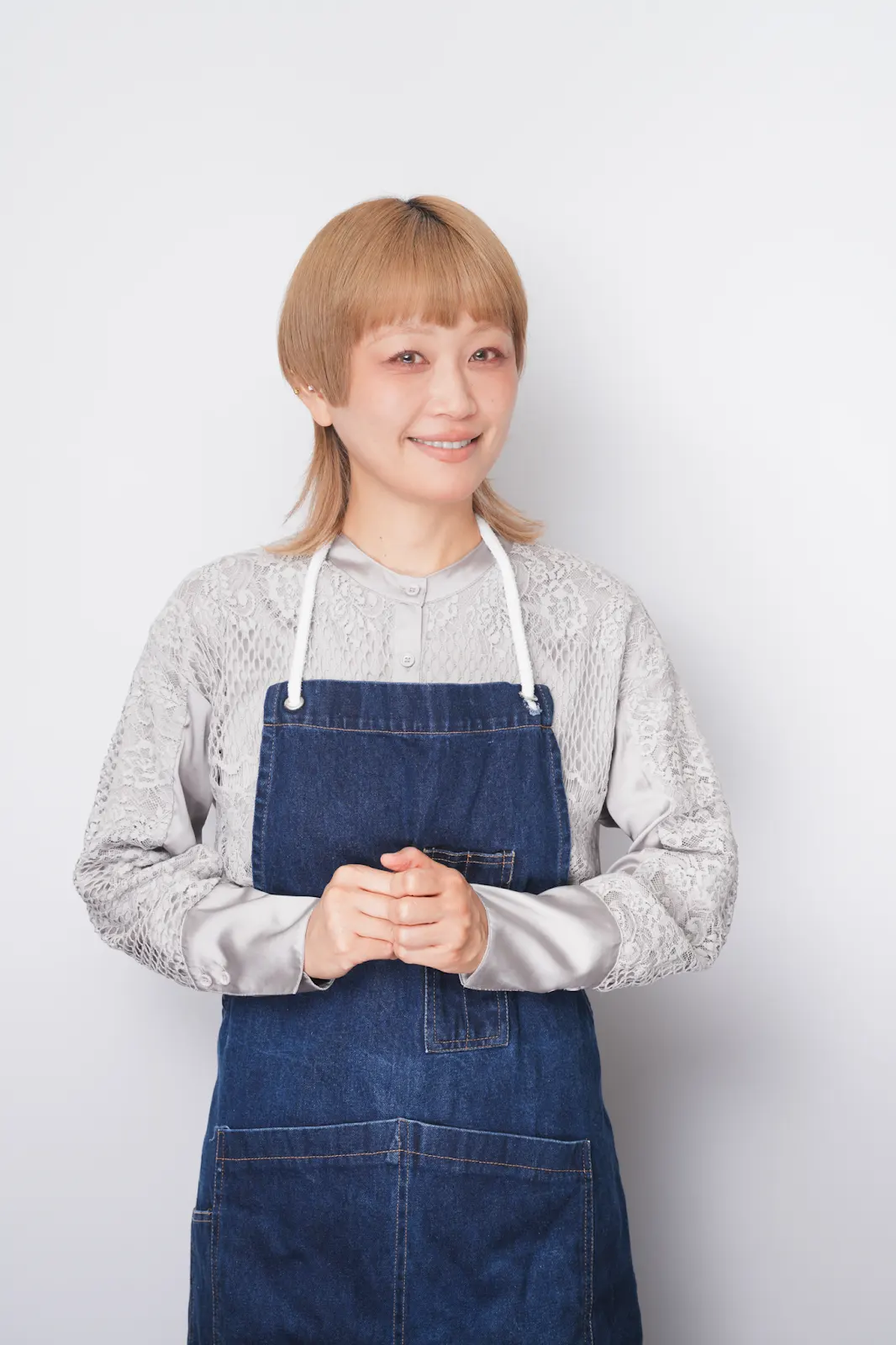 エプロン姿のロシアン佐藤