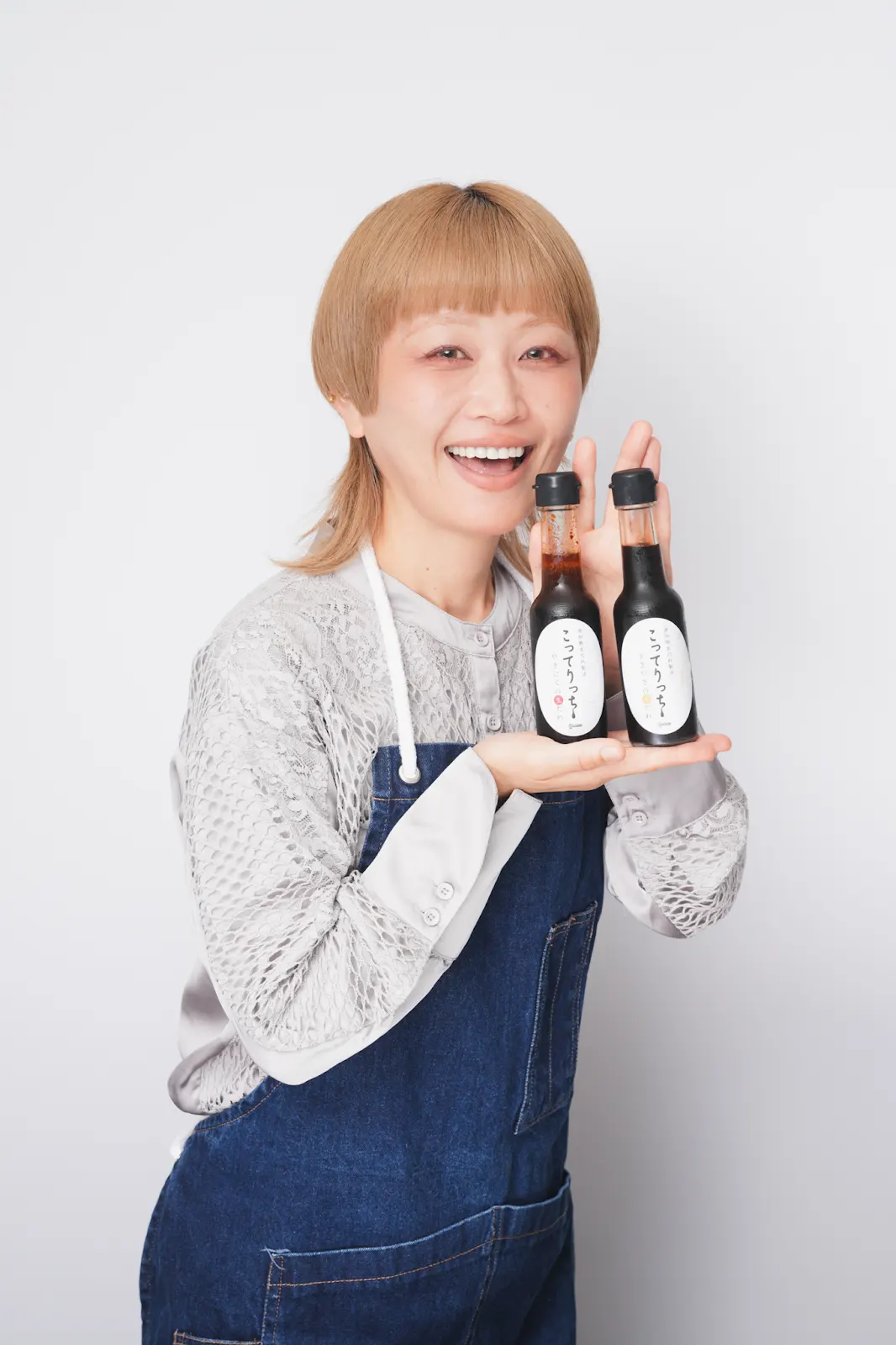 こってりっちの焼肉のたれ・すき焼きのたれを持つロシアン佐藤